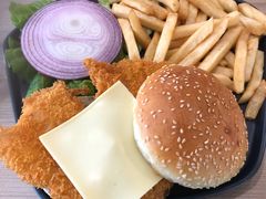 鱼排芝士汉堡加炸薯条-朗迪姆餐厅(丰尚国际广场店)