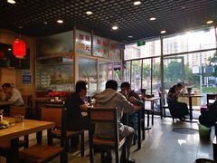 大堂-门框胡同百年卤煮(鸟巢店)