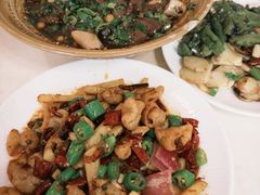 干煸肥肠-茅屋大酒店