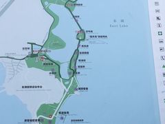 旁边便是东湖-湖北省博物馆