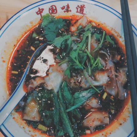 前段时间去吃的红油抄手味道好极了跟在重庆吃到的很香麻辣味足老板