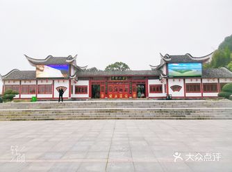 现在是淡季，游客比较少，半小时游完，观光车溜了一圈