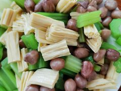 芹菜花生米-宝瑞门钉肉饼店