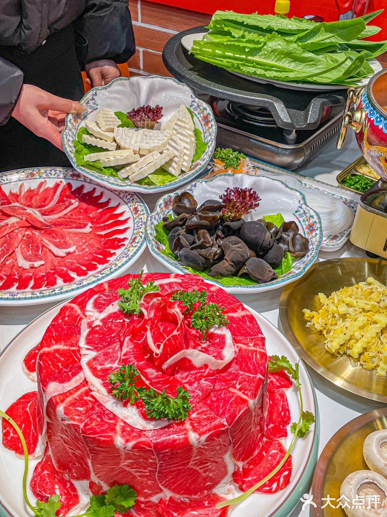 一进门就能看到超大的柜子，里面都是牛肉