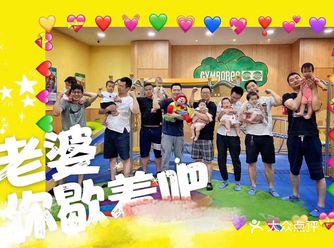 哈哈！娃娃听着金宝舞蹈的音乐，开心的手舞足蹈的！