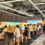 吃个烧烤怎么好多人啊！！(周迅脸)。。。