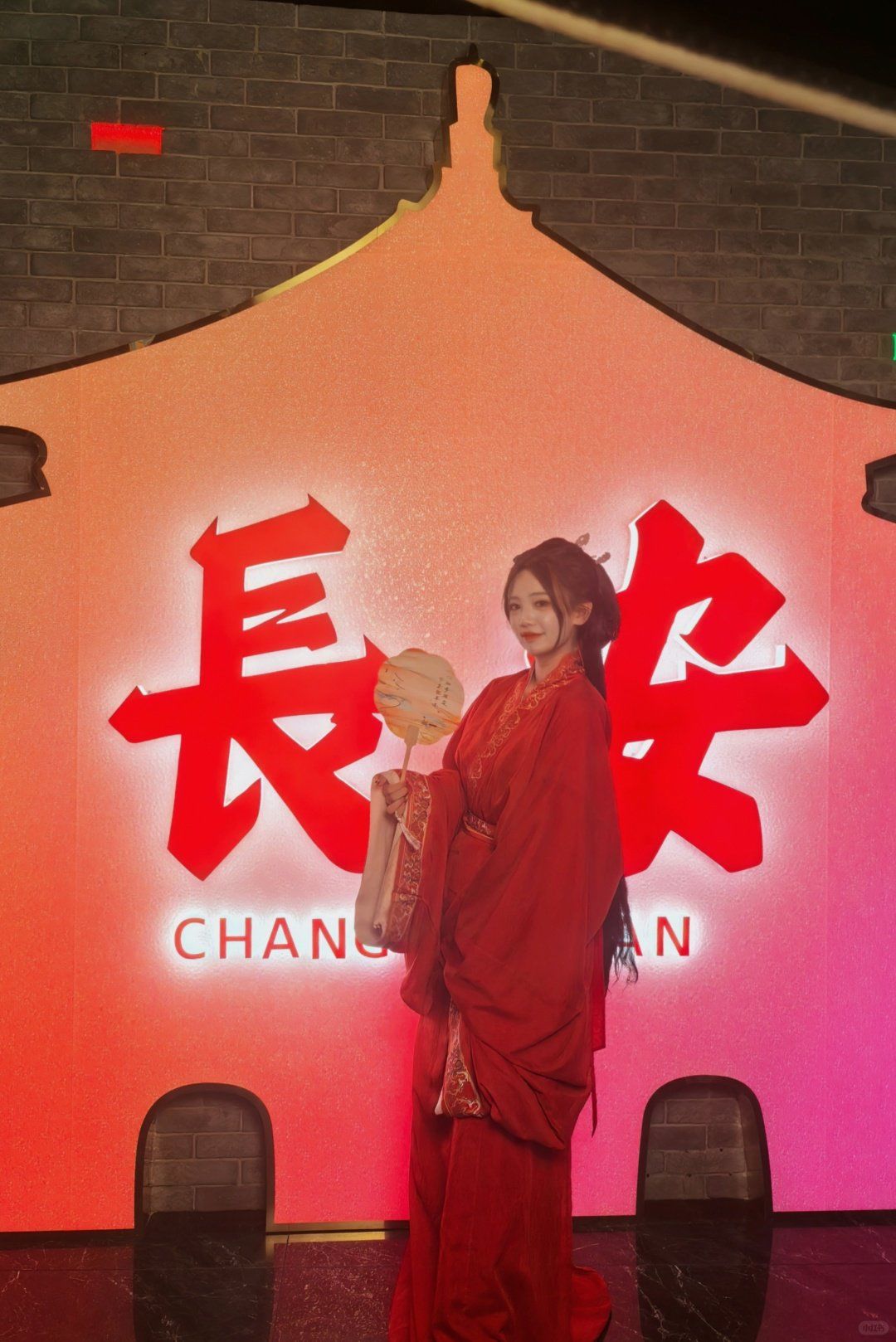 穿 汉服进店打卡长安 墙就可以领漆扇了