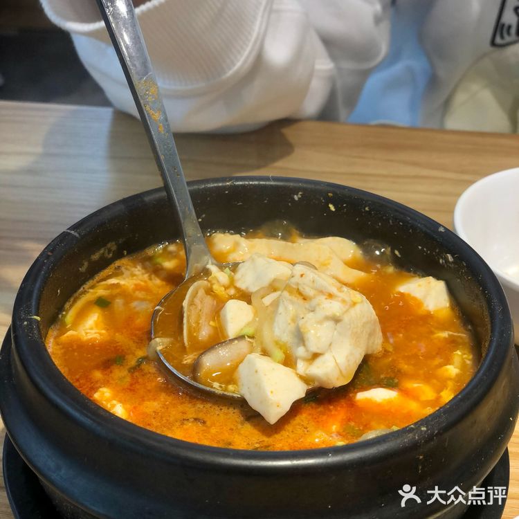 烤好的五花肉沾点酱汁，一定要配大蒜片了，完全吃不腻