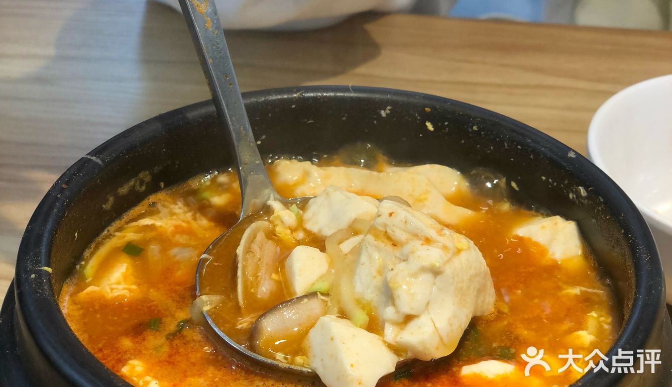 烤好的五花肉沾点酱汁，一定要配大蒜片了，完全吃不腻