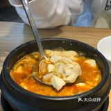 烤好的五花肉沾点酱汁，一定要配大蒜片了，完全吃不腻