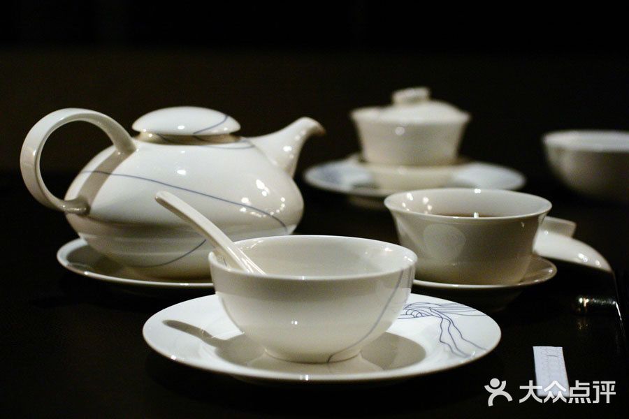 广州文华东方酒店·江-由辉师傅主理3，和家人聚会，没事别当低头族！等待的时侯可以先叹叹茶看看报纸。话说，这里的瓷器是我喜爱的风格。图片