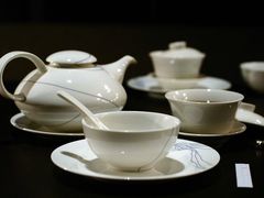 3，和家人聚会，没事别当低头族！等待的时侯可以先叹叹茶看看报纸。话说，这里的瓷器是我喜爱的风格。-广州文华东方酒店·江-由辉师傅主理