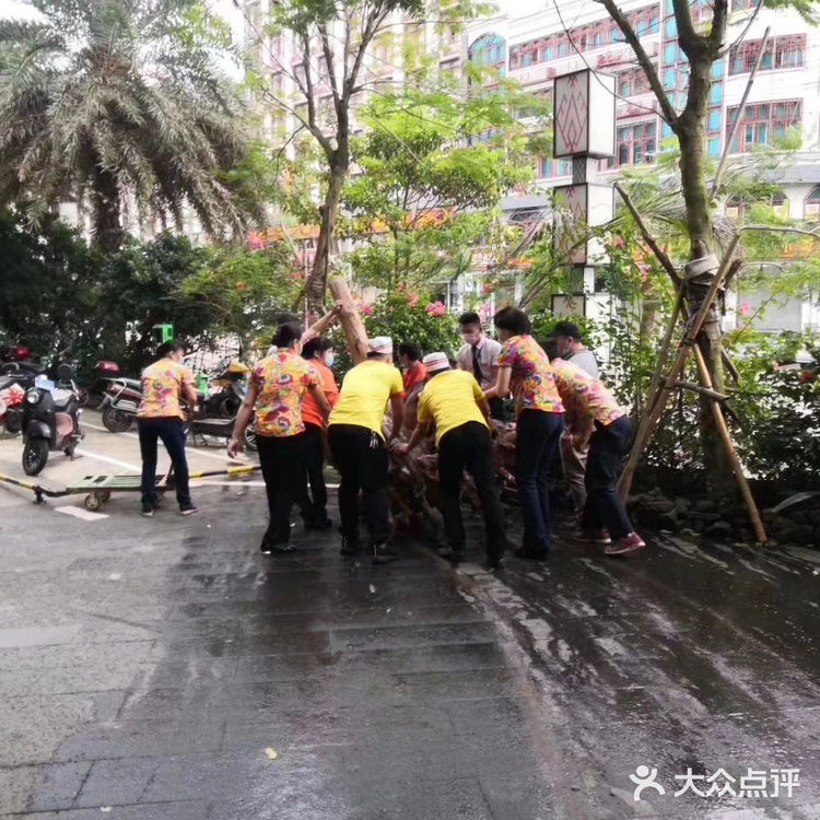 网上选了几家，就定了海口这家森林城市酒店，到了门口