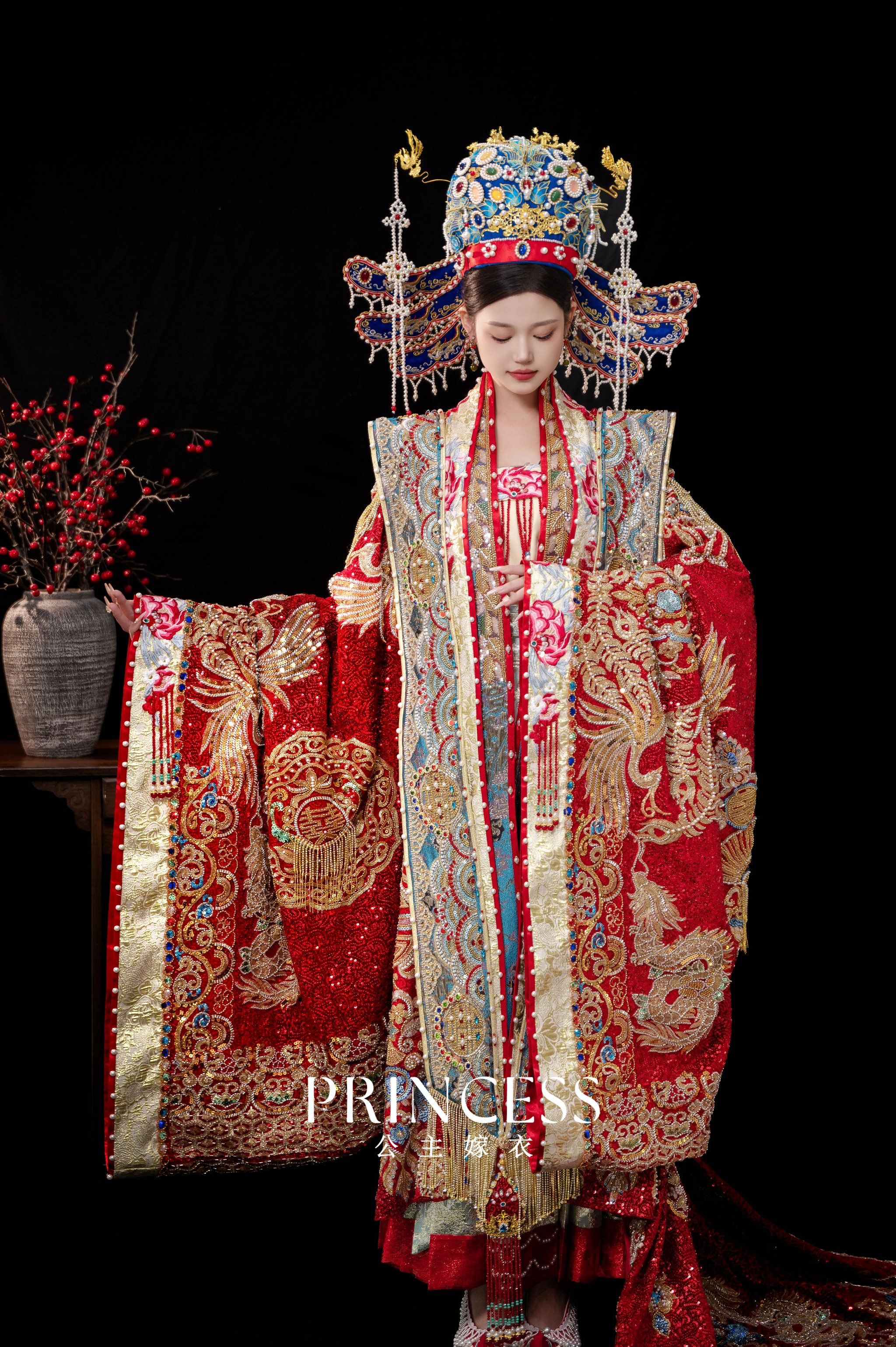 穿一袭华丽端庄的宋制汉服✨
漫步亭台