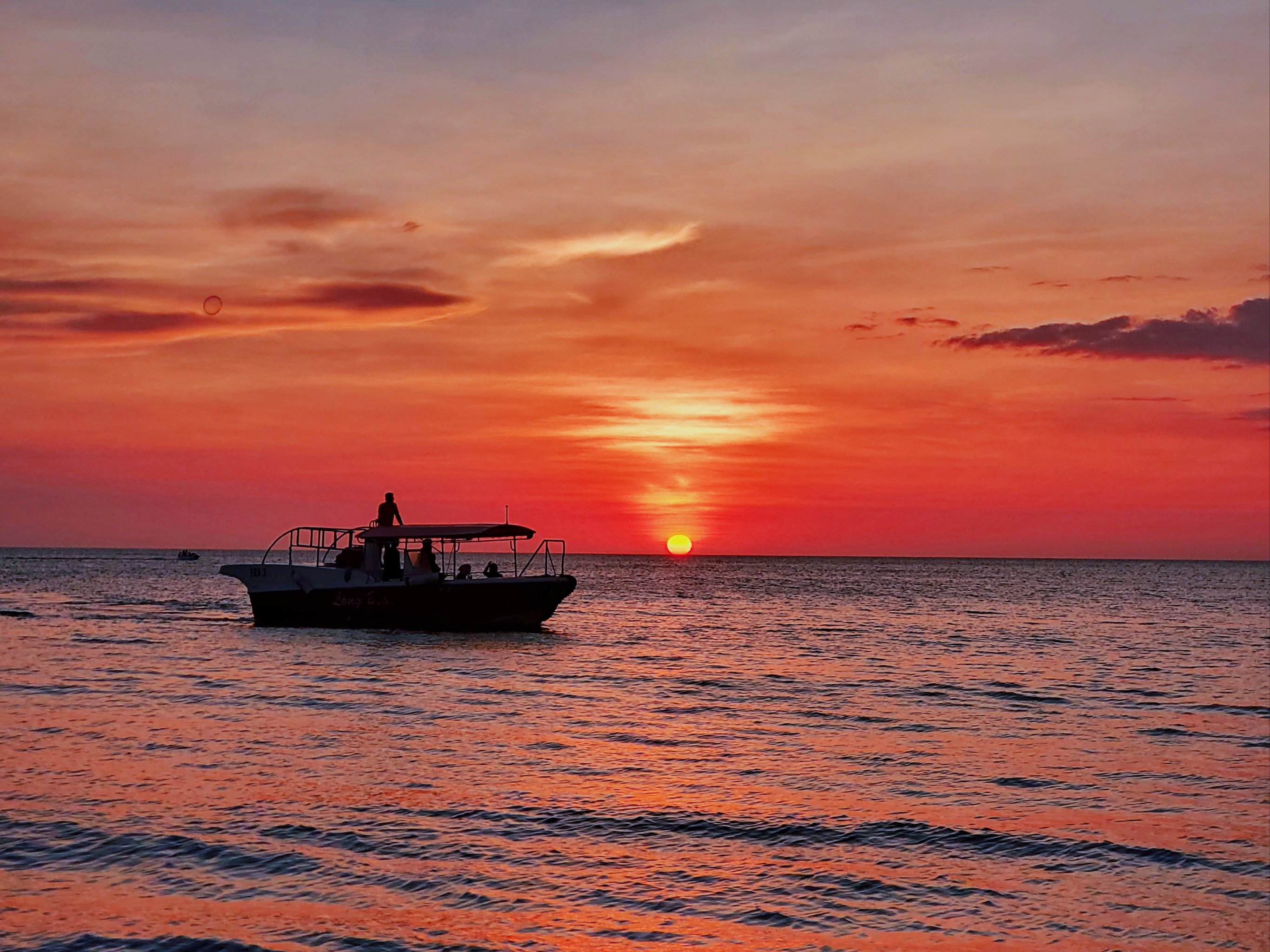 摄影分享�据说世界排名第三的海滩日落丹绒亚路海滩夕阳�