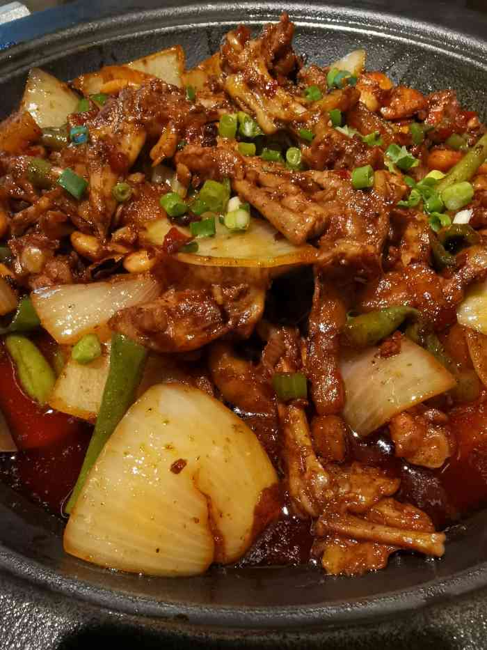 六月雪干锅(高水店)-"环境很漂亮,天花板也有很多假花花,五颜六.