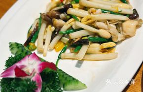 Peanut Sprout and Snail Slices