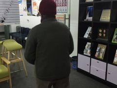 老人在背后试听瑞声达助听器效果-宁耳听力助听器奥迪康·峰力·西门子(宝山店)