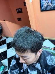 -查尔曼男士理发馆