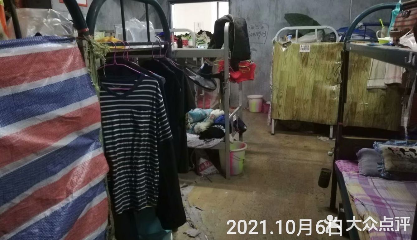 我给建筑工人宿舍，安装USB安全插座，床铺密密麻麻…
