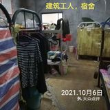 我给建筑工人宿舍，安装USB安全插座，床铺密密麻麻…