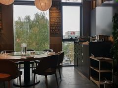 靠窗位-日进一片海.生腌海鲜火锅.宵夜烧烤(三里屯总店)
