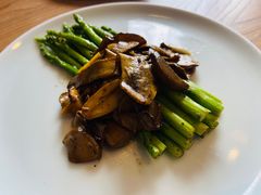 牛肝菌扒芦笋-一坐一忘云南菜(嘉里中心店)