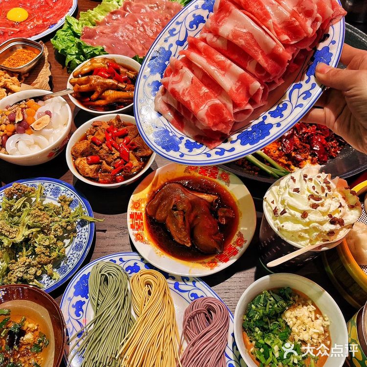 谁说济南没有公路夜市火锅？就在泉城路！