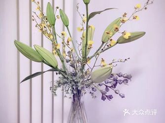 头上花枝照酒卮，酒卮中有好花枝。