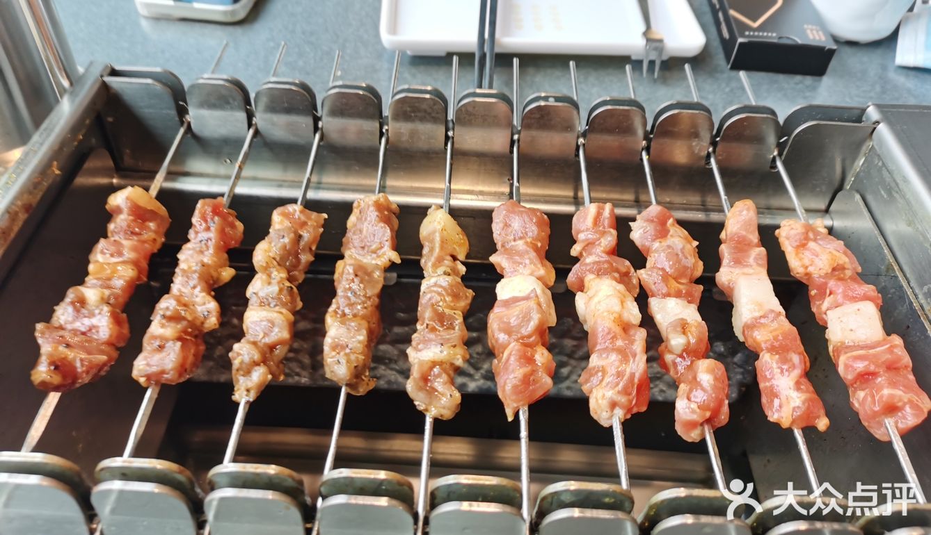 把羊的肉，牛的肉，串一串