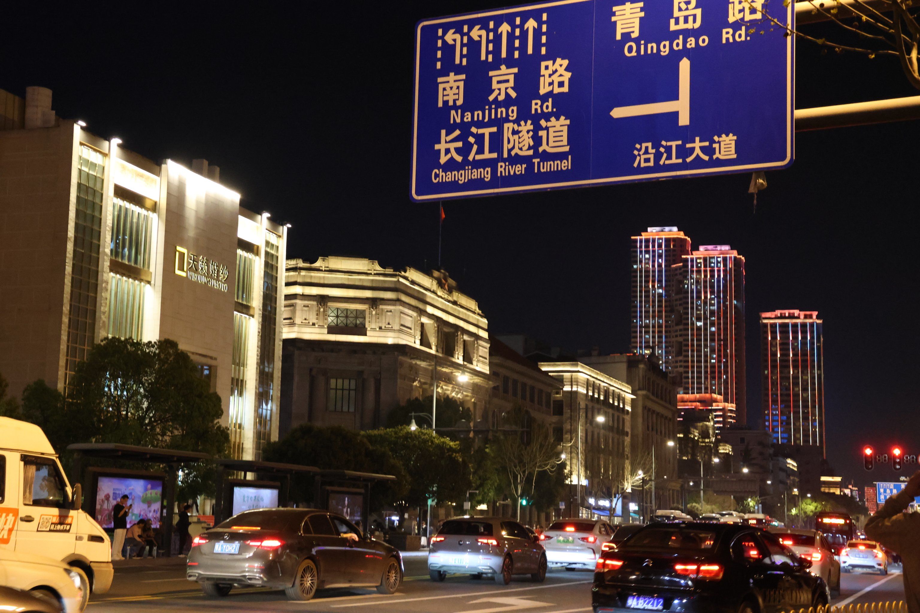 武汉夜晚的繁华街头
