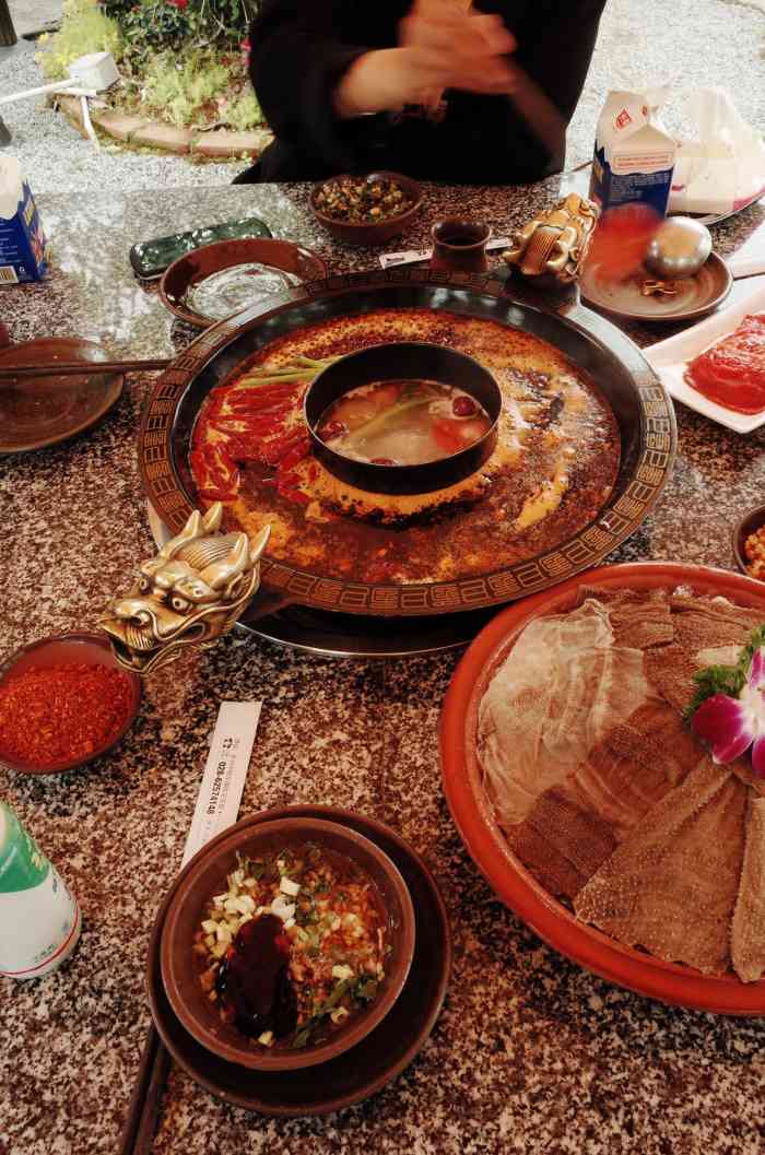 龙窑火锅-"朋友带着我们来的,对彭州不熟,感觉位置还.