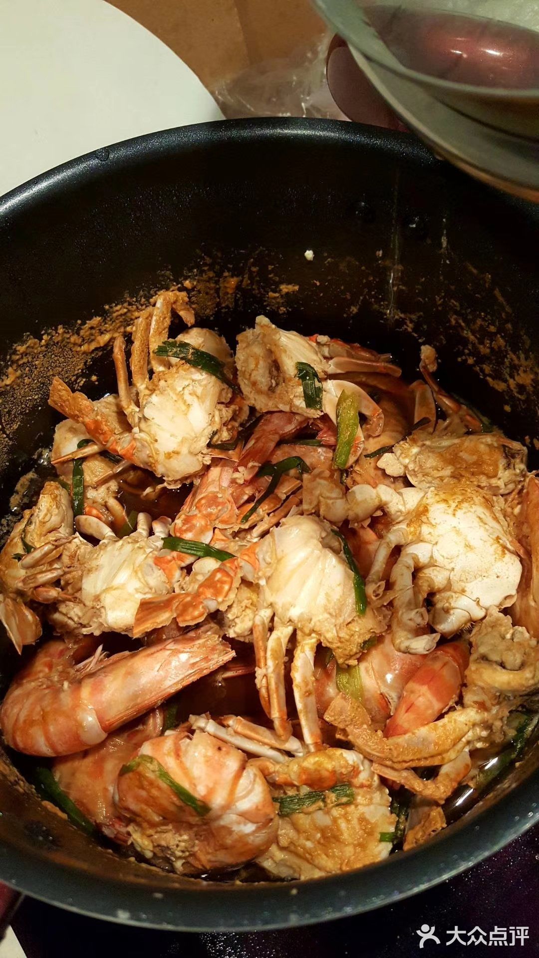 炒虾蟹料理，将葱姜末倒入热油勺中煸炒后，而后加入蟹＆