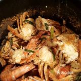炒虾蟹料理，将葱姜末倒入热油勺中煸炒后，而后加入蟹＆