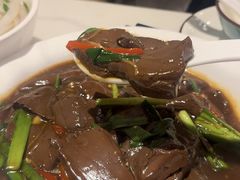 姜葱韭菜焖鹅红-鹅掂·大岭山烧鹅