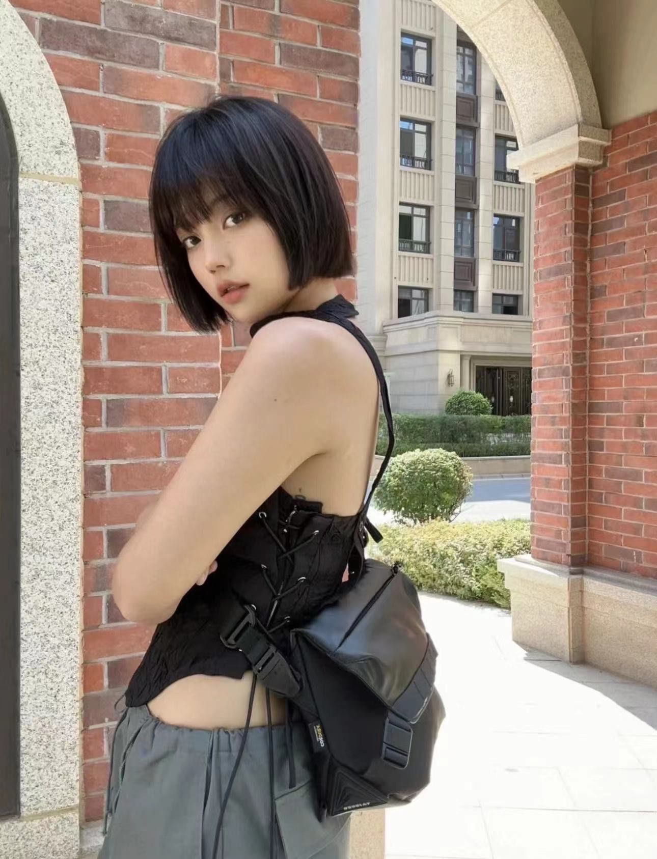 现在很多女生觉得齐刘海搭配短发已经不流行