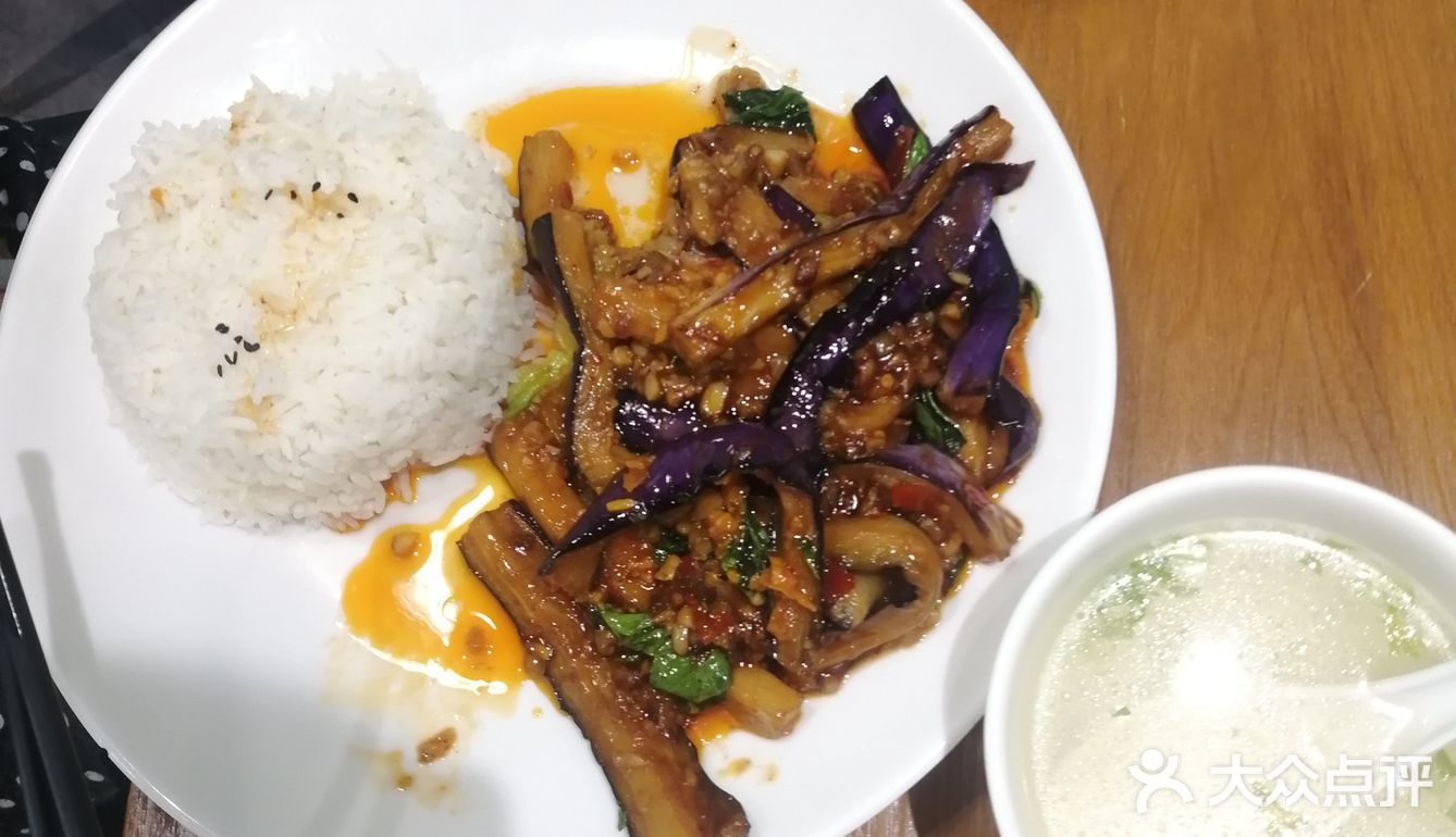 臭豆腐跟平时吃的黑色臭豆腐不一样,要配泡菜和蒜蓉汁