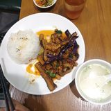 臭豆腐跟平时吃的黑色臭豆腐不一样,要配泡菜和蒜蓉汁