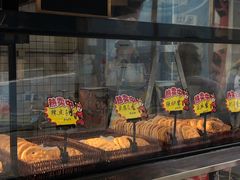 面包甜点陈列柜-巴扎屋大盘鸡·新疆菜(汇嘉时代店)