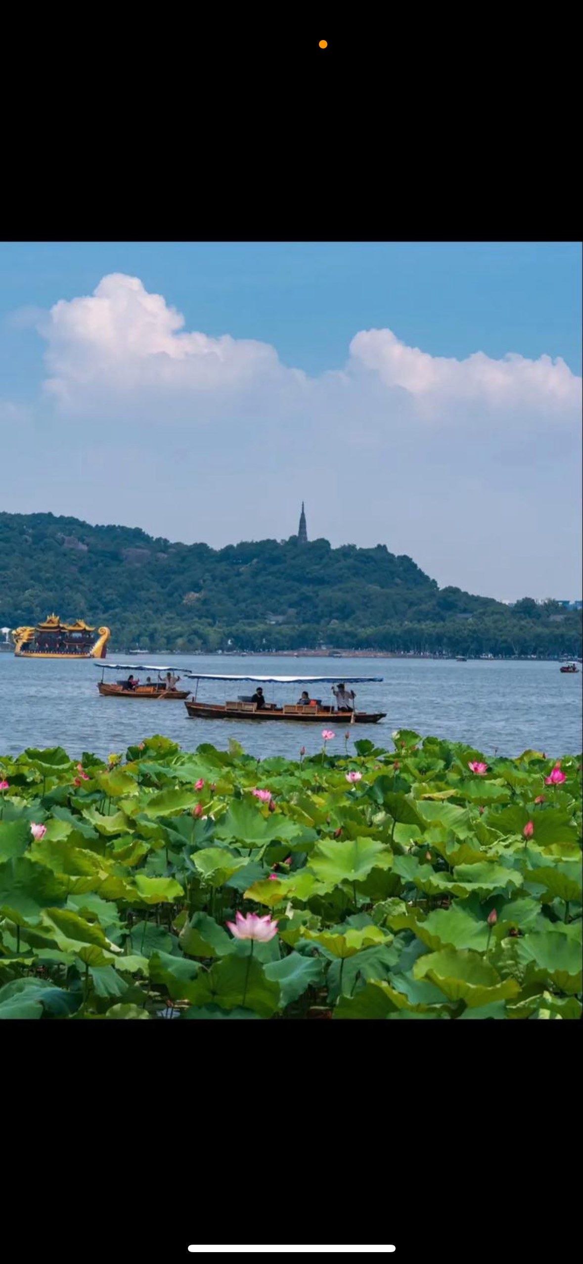 三潭映月,断桥残雪等美景,令人陶醉.漫步西湖边,微风拂面,心旷神怡