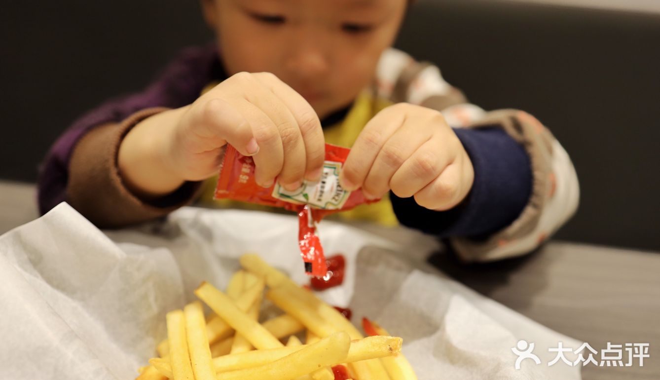 热气腾腾又饱满的薯条绝配奶香浓郁绵密的冰淇淋