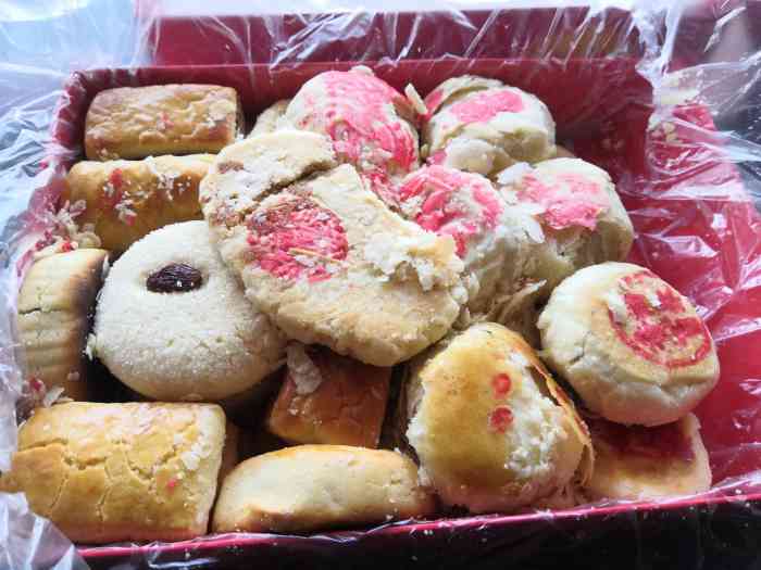 穆记糕点-"南大寺西北角附近市场中的一家小糕点店,我.