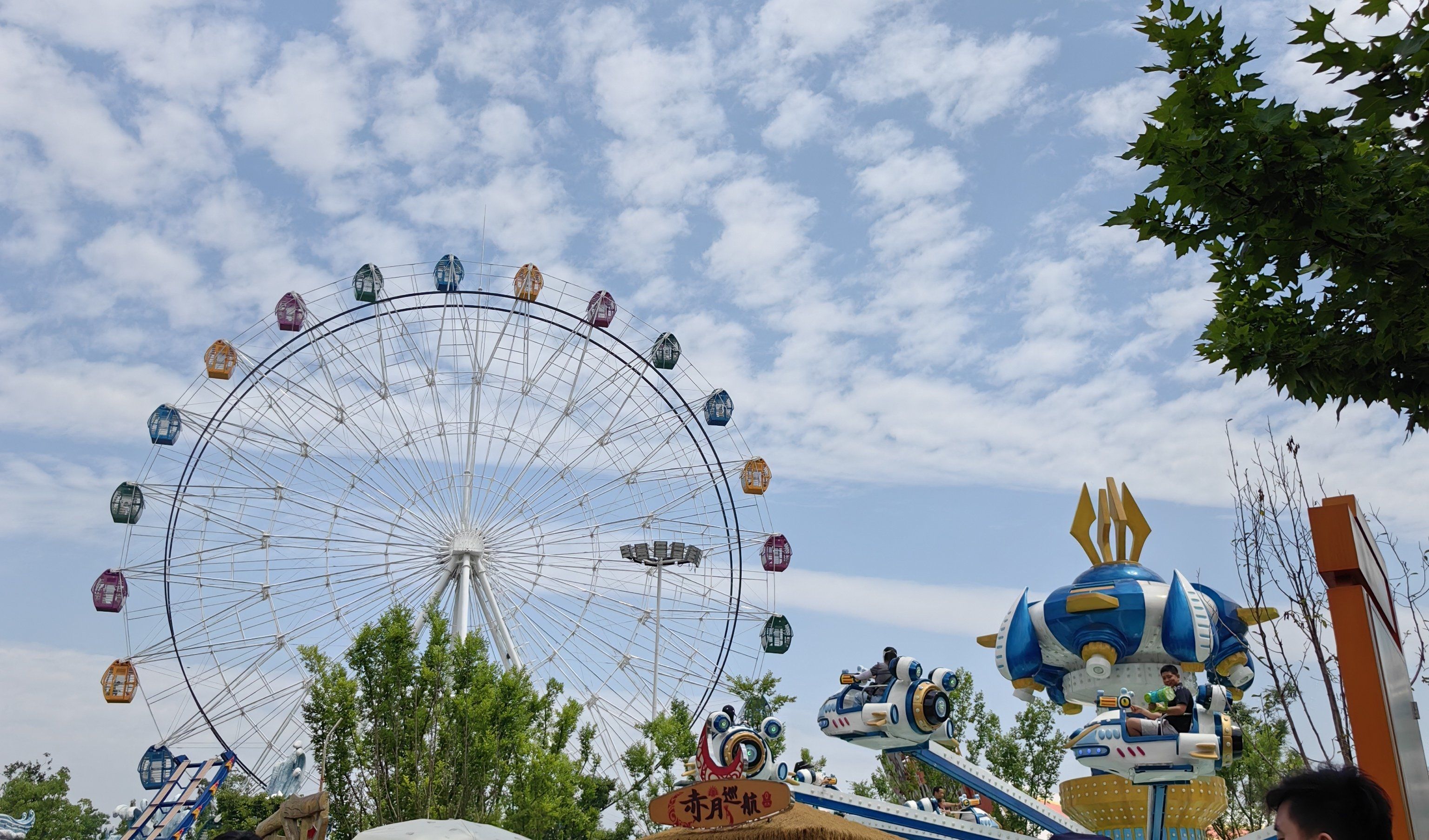 梧桐雨公园很大,除了游乐场,好玩的项目也很多,可以玩上一整天!