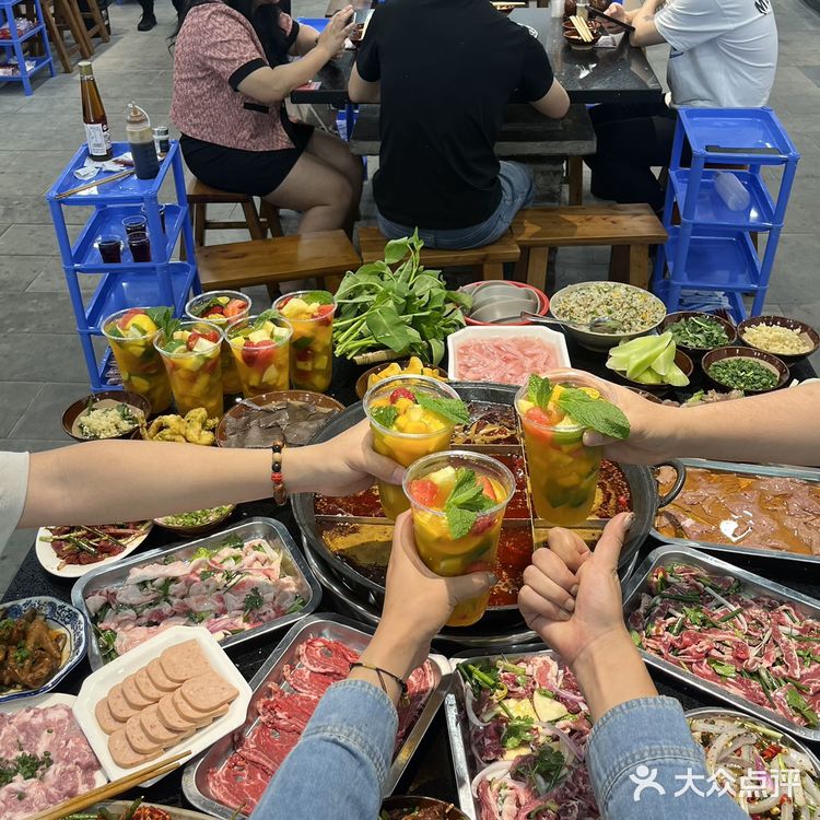 夏天来时代天街一定要冲这家火锅！鲜拌牛肉+冰镇水果捞