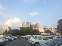 -沃尔玛购物广场-停车场