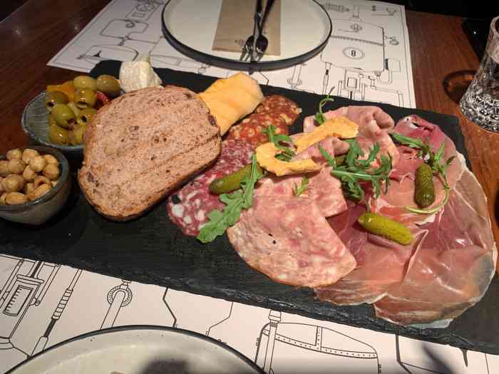 the refinery-"驻唱的歌挺好听的 环境挺不错上菜也快 啤.