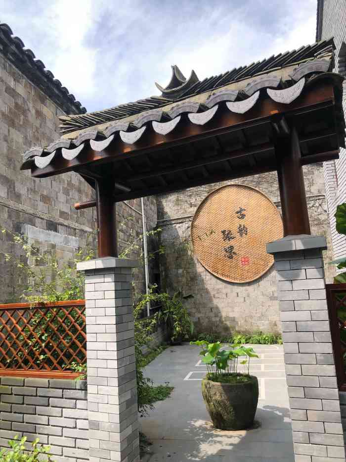 张思古民居-"天台平桥镇中学门口的玉兰路一直朝西,过了.