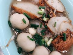 猪肉鱼蛋鱼饼原汤河粉-榮泰米粉湯(Left Shop)