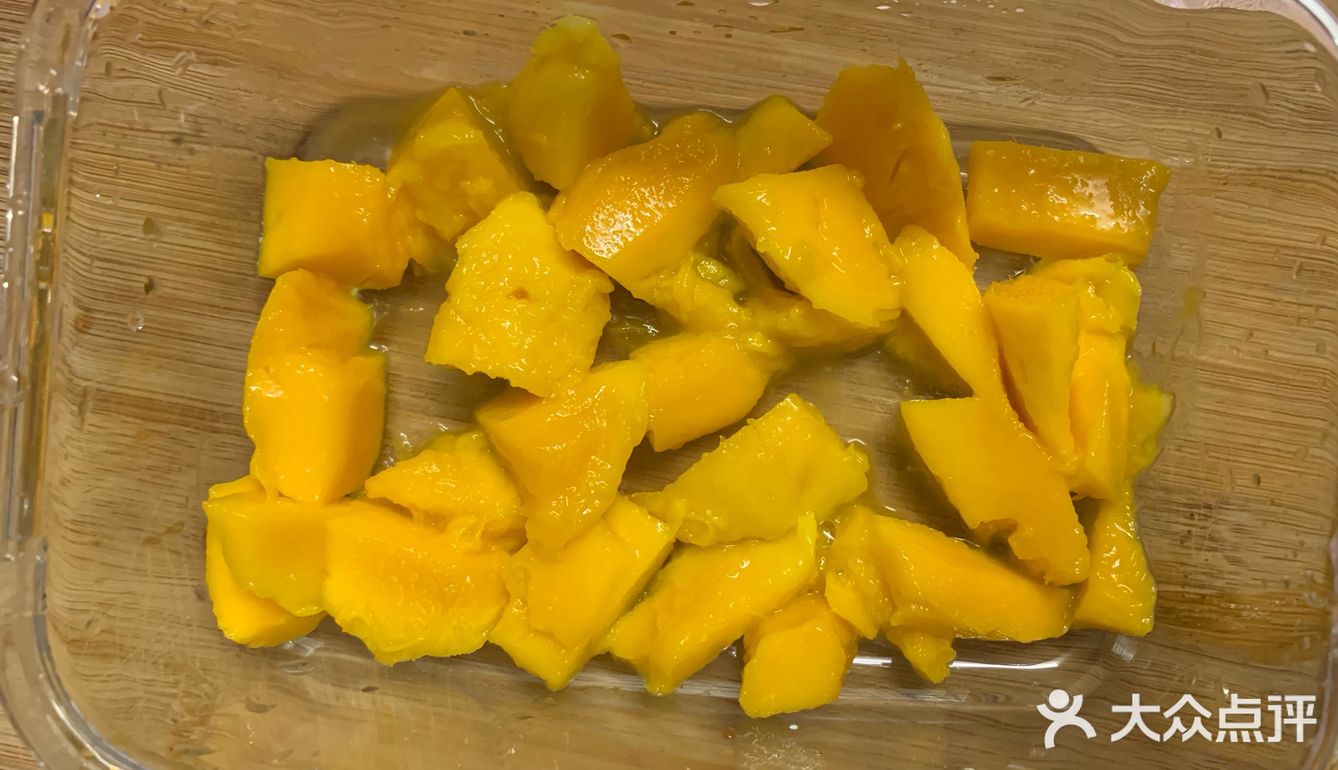夏天就应该来碗冰冻的芒果椰奶果冻