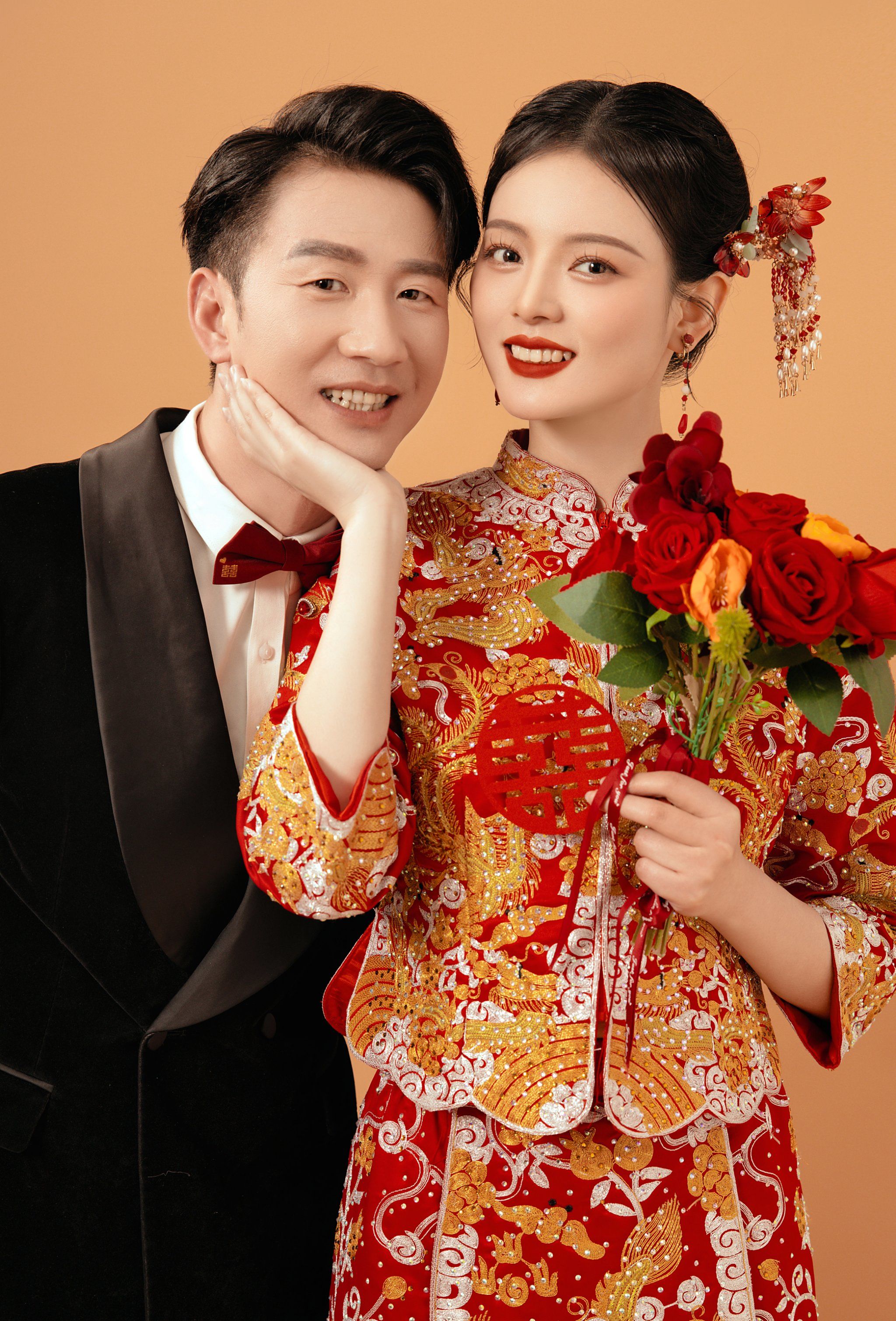 新中式秀禾服承载着东方之美
一针一线都带着美好演意
传统婚纱照